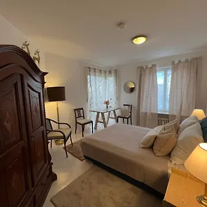15 Qm Mit Gemeinschaftsbad Privatunterkunft München
